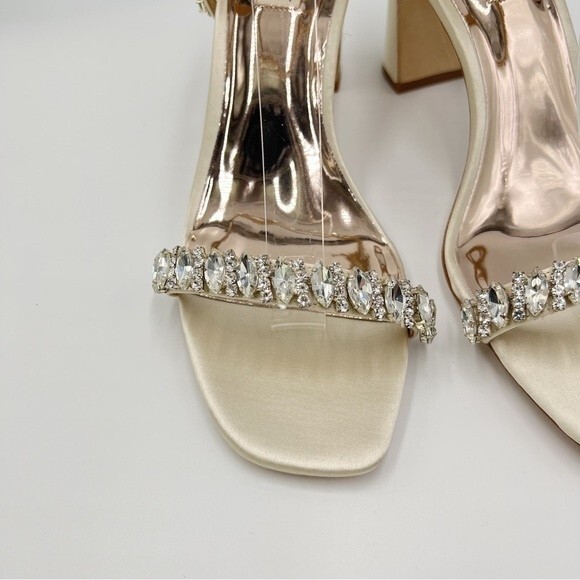 Badgley Mischka Size 8.5 Ivory Satin Jeweled‎ Open Toe Dress Sandals Heels Shoes - Picture 4 of 15